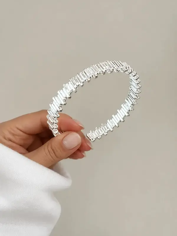 بنگل نقره‌ای خط از نمای نزدیک