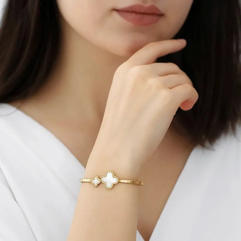 دستبند طلایی ونکلیف گل سفید آسا 