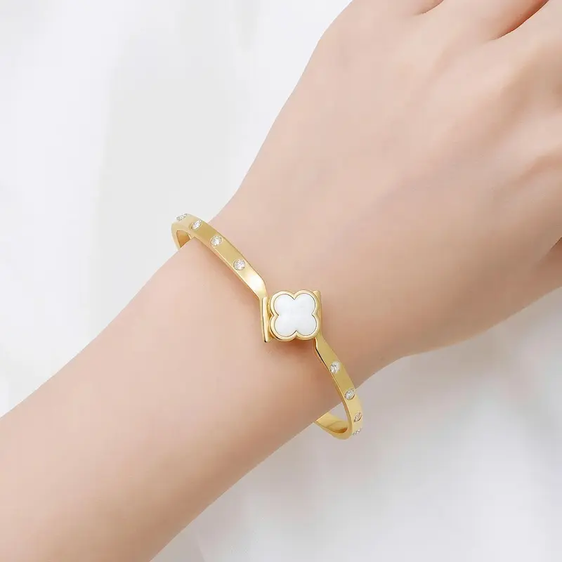 دستبند طلایی ونکلیف گل سفید الماسه آسا