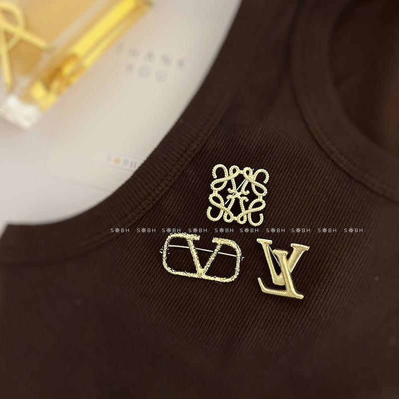سنجاق سینه  LOEWE , LV , VALENTINO