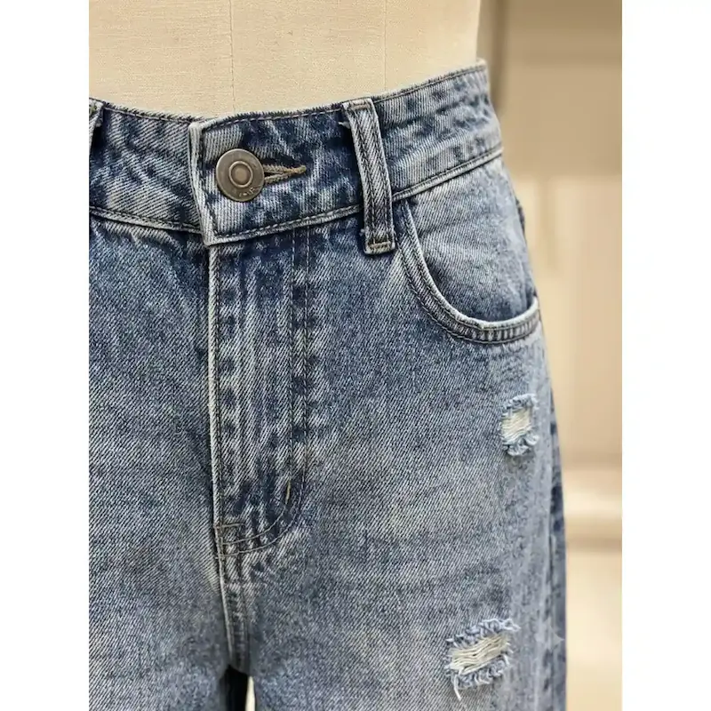 جزئیات شلوار جین نیم بگ آبی زاپ دار زنانه