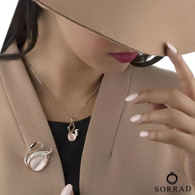 ست گل سینه و گردنبند طرح قو اپال کلیو