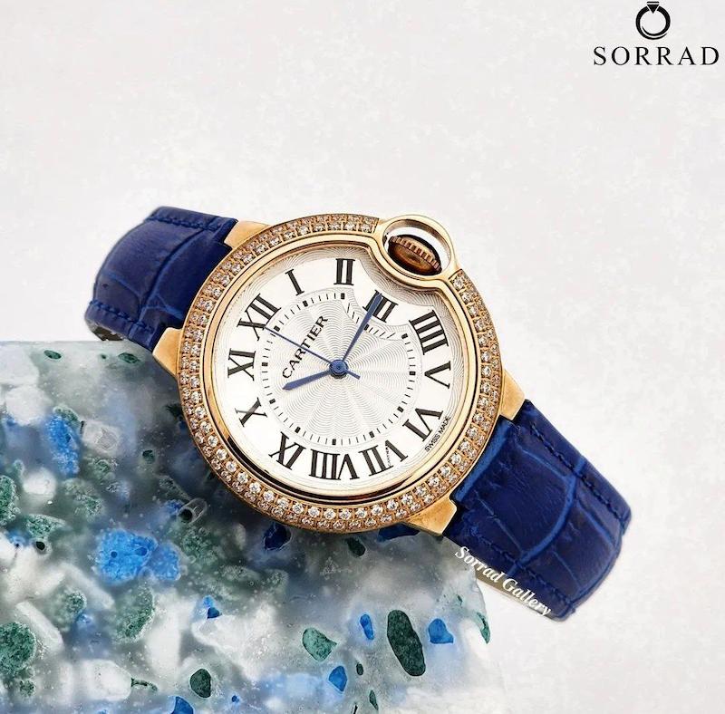 ساعت کارتیر بالن بلو زنانه / ساده بند چرمی رنگ سرمه ای صفحه دورنگین سفید - طلایی