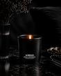 شمع معطر Hotel California سراد با ظرف مشکی در فضای لوکس و تاریک