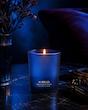 شمع معطر Midnight Rain سراد در فضای تاریک با نور آبی