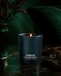 شمع معطر لوکس Patchouli Amber سراد در فضای تاریک با نور گرم