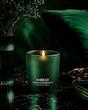 شمع معطر Emerald Marijuana سراد با ظرف سبز در فضای تاریک