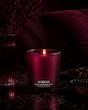 شمع معطر Coco Marshmallow سراد با ظرف صورتی در فضای تاریک