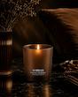 شمع معطر Coffee Crumble سراد با ظرف قهوه‌ای در فضای گرم و تاریک