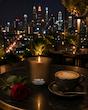 شمع Coffee Crumble سراد کنار فنجان لاته در فضای شبانه