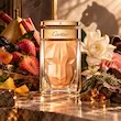 فضای شیک و گل‌دار عطر زنانه کارتیر لا پانتیر