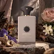 فضای رایحه آمواج اوپوس V با ریشه زنبق، رام، عود و چوب‌های خشک در نور گرم پاییزی