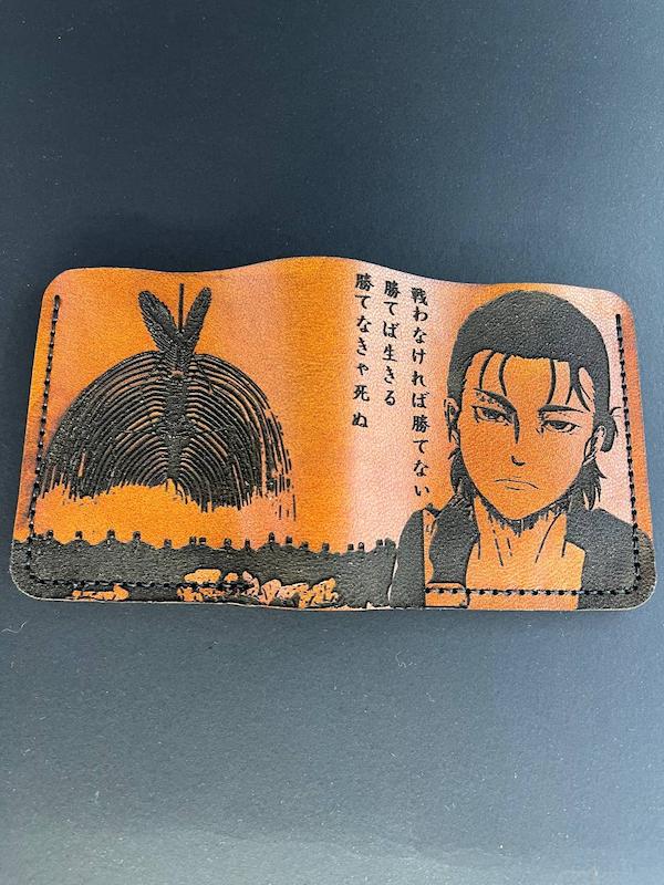 کیف پول انیمه ای طرح ارن - اتک آن تایتان