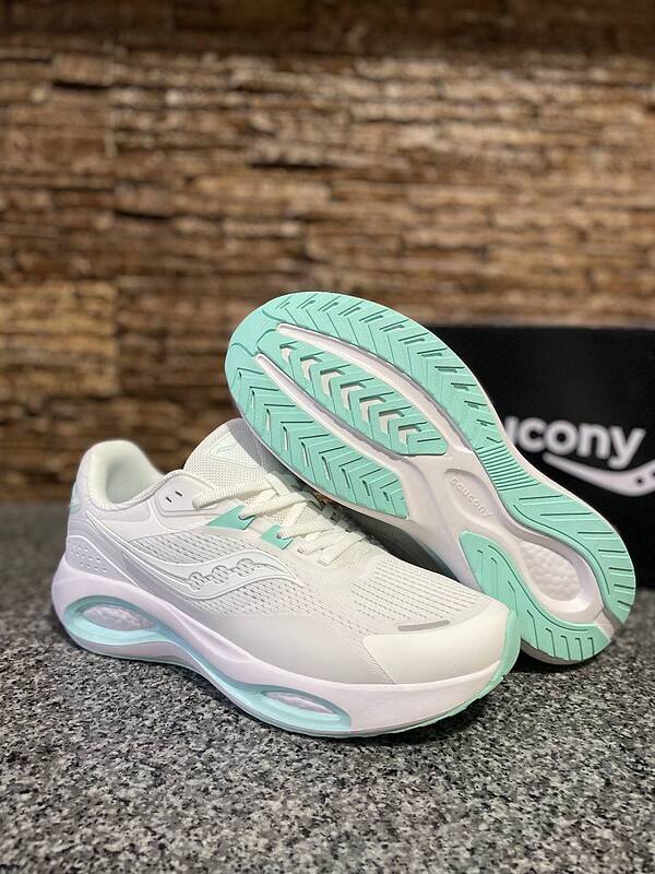 کتونی ساکونی  Saucony Triumph 19