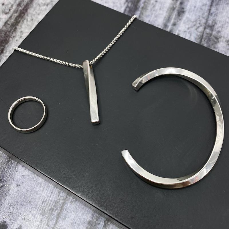 ست بنگل پیچ و گردنبند پیچ‌ و حلقه رنگ نقره ای