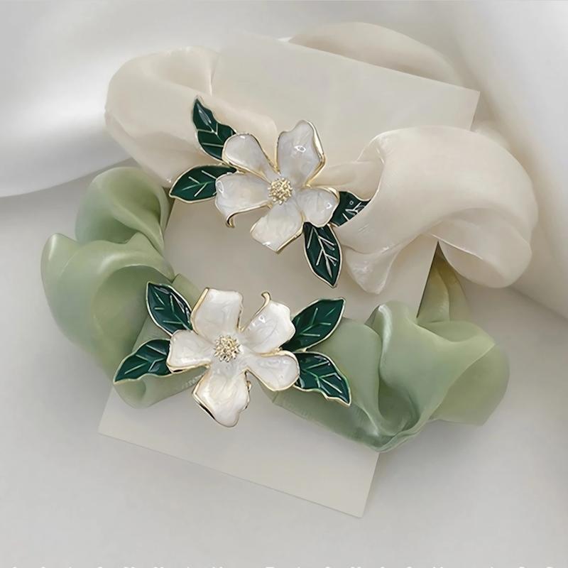 دو عدد اسکرانچی حریر ارگانزا در رنگ های شیری و سبز با تزئین گل مینیاتوری سفید - گلسر سوما