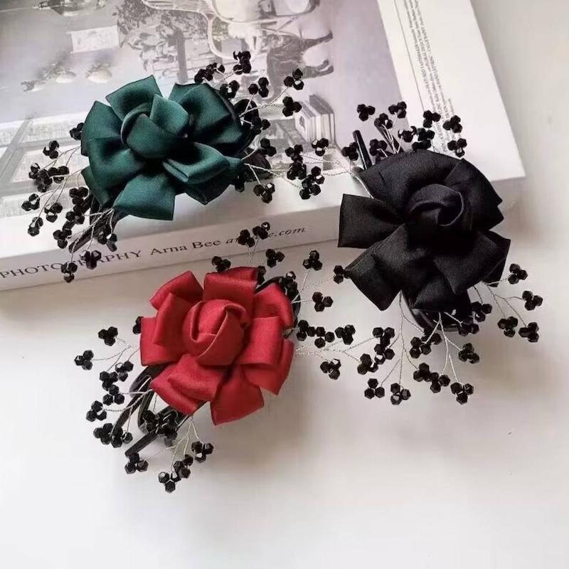 گیره مو مجلسی با گل های رز ساتن در رنگ های قرمز و مشکی با شاخه های افشان کریستالی - گلسر سوما