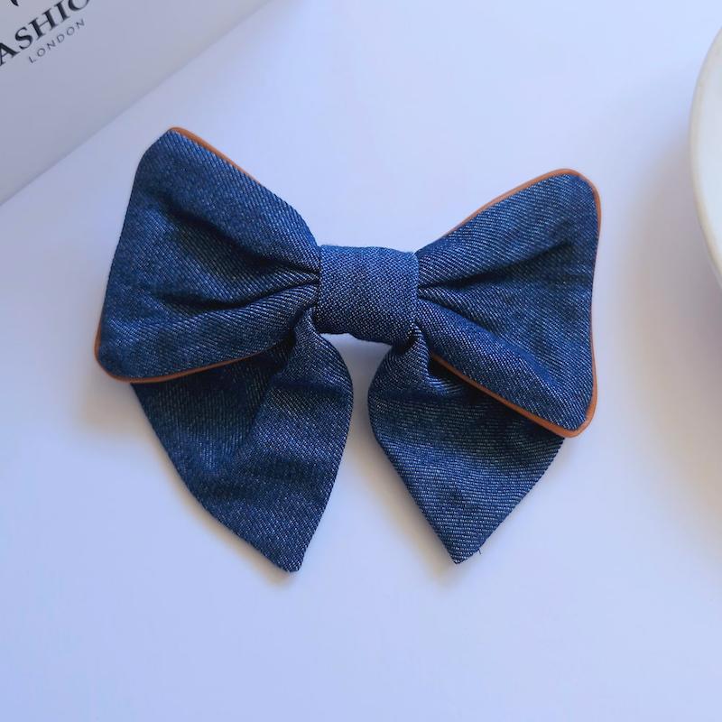 گیره مو فرانسوی با پاپیون بزرگ از جنس پارچه جین آبی و لبه دوزی قهوه ای - فروشگاه گلسر سوما
