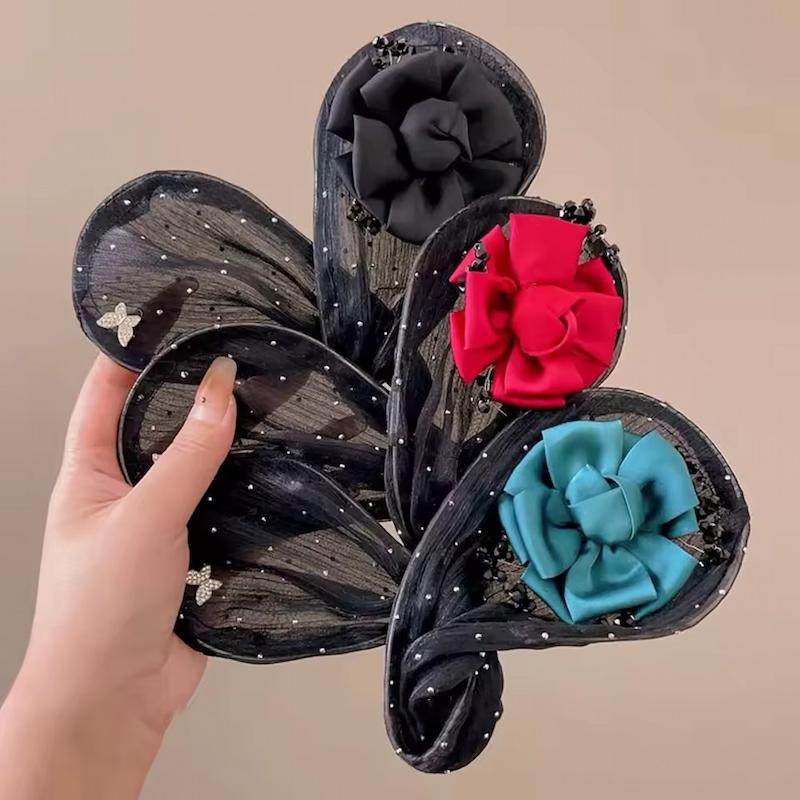 باندفر لوکس مجلسی با گل های رز بزرگ قرمز، مشکی و سبز به همراه تور نگینی - فروشگاه آنلاین گلسر سوما