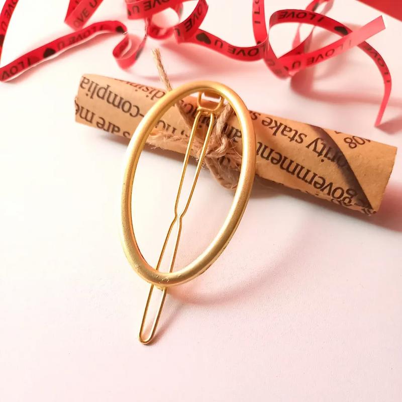 سنجاق سر چفتی طلایی مات با طرح بیضی - سایت فروشگاهی گلسر سوما