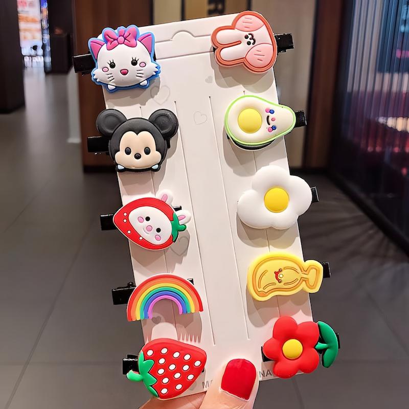 پک ده عددی گیره مو انبری فانتزی با طرح های عروسکی میکی موس، آووکادو و توت فرنگی و حروف لاتین - گلسر سوما