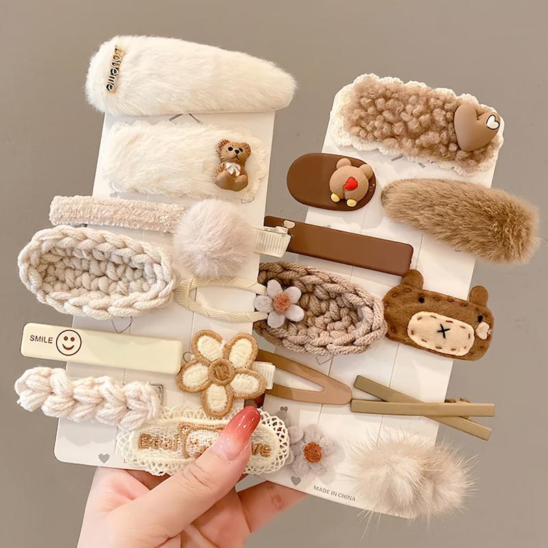 پک های گیره مو خزدار و پولیشی با طرح های تدی و بافتنی در رنگهای کرم، قهوه ای و نسکافه ای - گلسر سوما