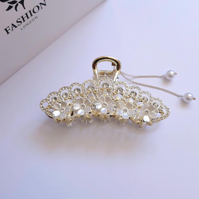 کلیپس فلزی مجلسی طرح تاج با شکوفه سفید نگین دار و آویزهای مرواریدی - گلسر سوما