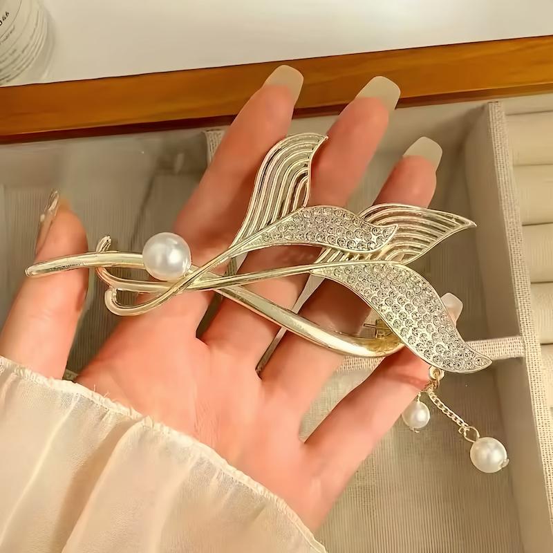 گیره مو چفتی مجلسی طلایی طرح دم ماهی با نگین های درخشان و مروارید - فروشگاه گلسر سوما