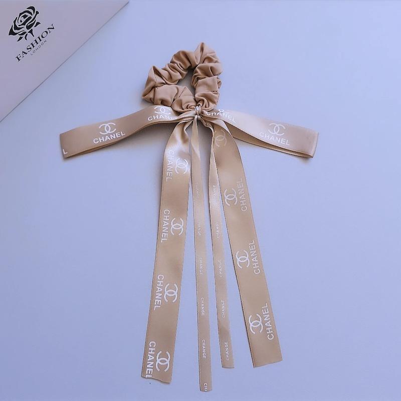 اسکرانچی پاپیون دار ساتن طرح شنل در پنج رنگ مشکی، نسکافه ای، قهوه ای سوخته، کالباسی و طوسی - فروشگاه آنلاین گلسر سوما