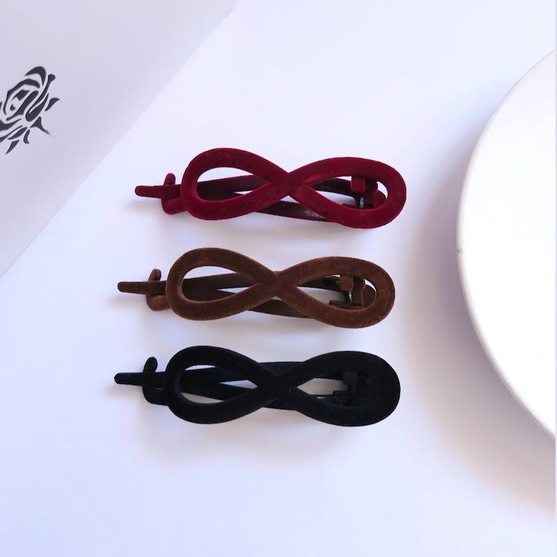 گیره مو چفتی طرح بی نهایت با روکش مخمل در رنگ های زرشکی، قهوه ای و مشکی - فروشگاه گلسر سوما