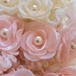 اسکرانچی گل رز مرواریدی برجسته در رنگهای صورتی و سفید با مروارید در وسط گلبرگ ها - گلسر سوما