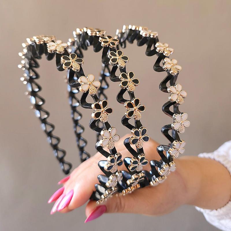 تل تقسیم مو گلدار فنری با تزیین گل های کوچک سیاه و سفید نگینی - گلسر سوما