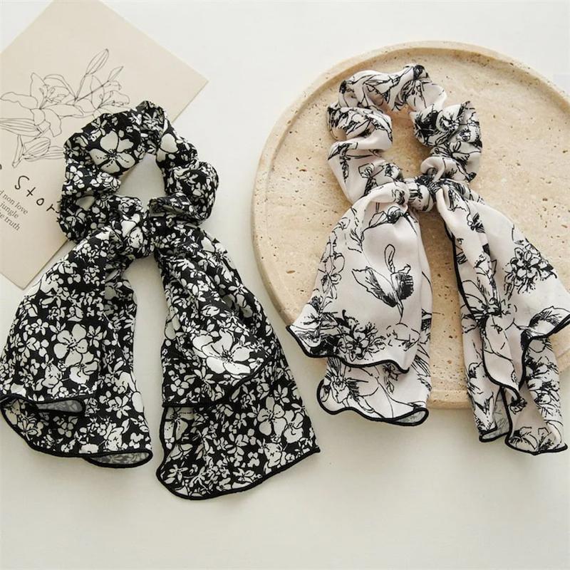 اسکرانچی پاپیونی دنباله دار با طرح گل های ریز سياه و سفید - گلسر سوما