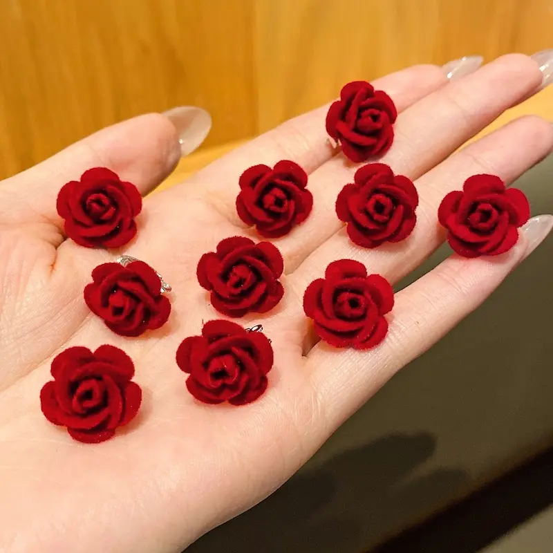 قفل مو کوچک با طرح گل رز قرمز مخملی - سایت فروشگاهی گلسر سوما