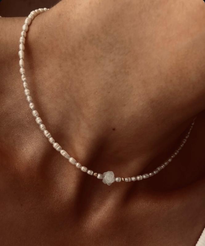 گردنبند گل و مروارید و گوی