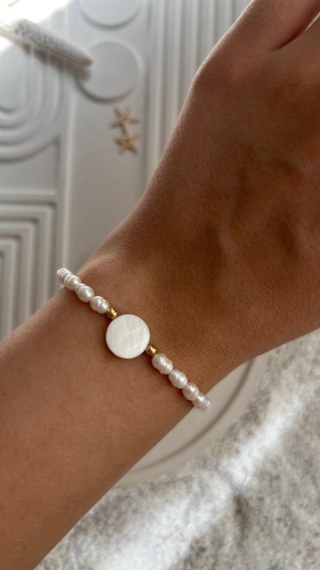 دستبند صدف گرد با دو گوی طلا کد 1037