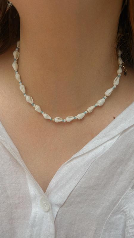 گردنبند صدفی با گوی طلا 1126