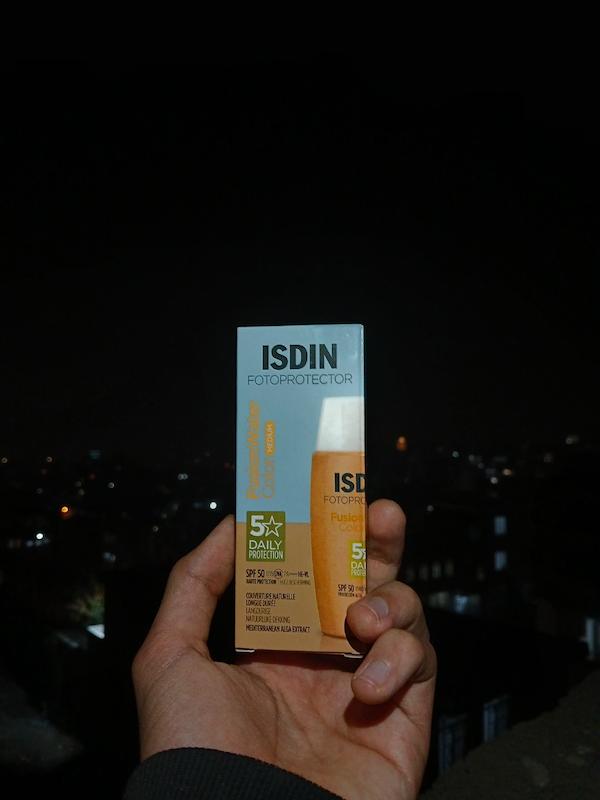 ضدآفتاب رنگی ایزدین با جذب سریع و بافت سبک