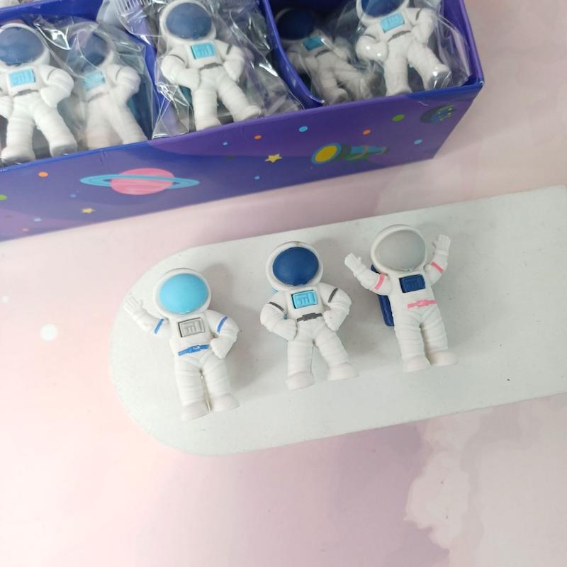 پاکن فانتزی فضانورد 