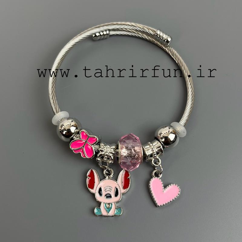 دستبند دخترانه پاندورا طرح استیچ و قلب صورتی‌ و چارم دار فنری