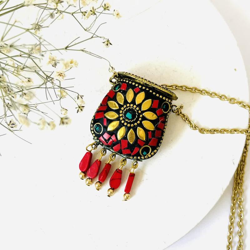 گردنی سنگ کوب طرح صندوقچه ی خاطرات رنگ قرمز