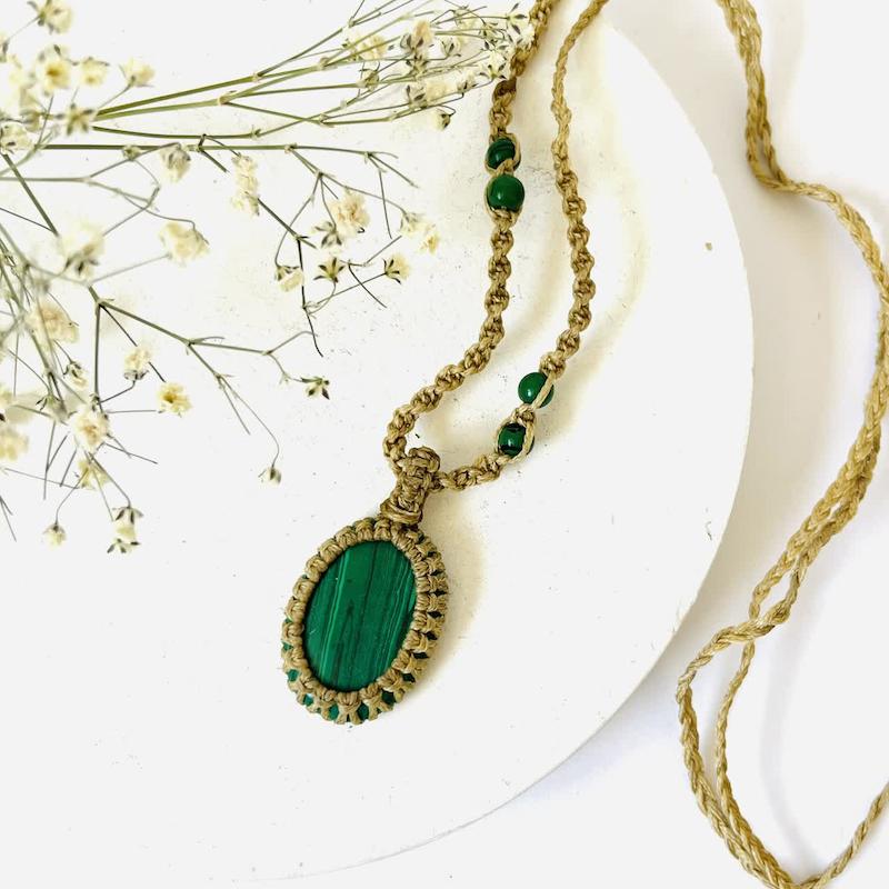 گردنی سنگ مالاکیت با زنجیرنخی دستباف