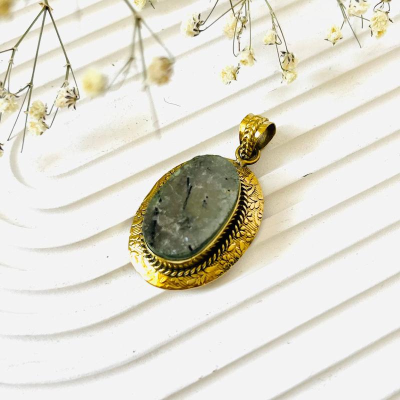 پلاک گردنی سنگ طبیعی با قاب برنجی ذره ی نور 