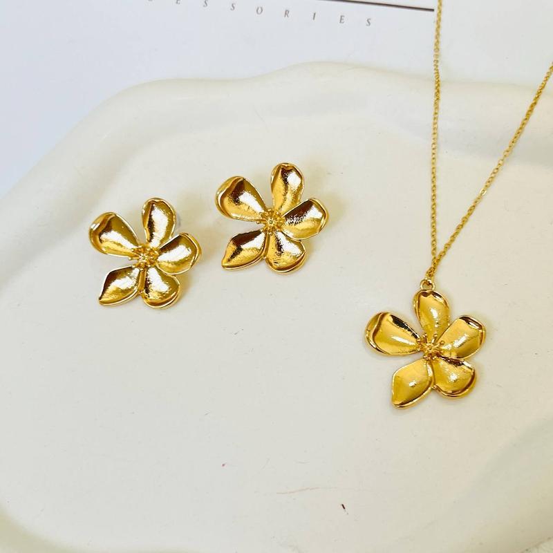 ست گردنبند و گوشواره طرح گل