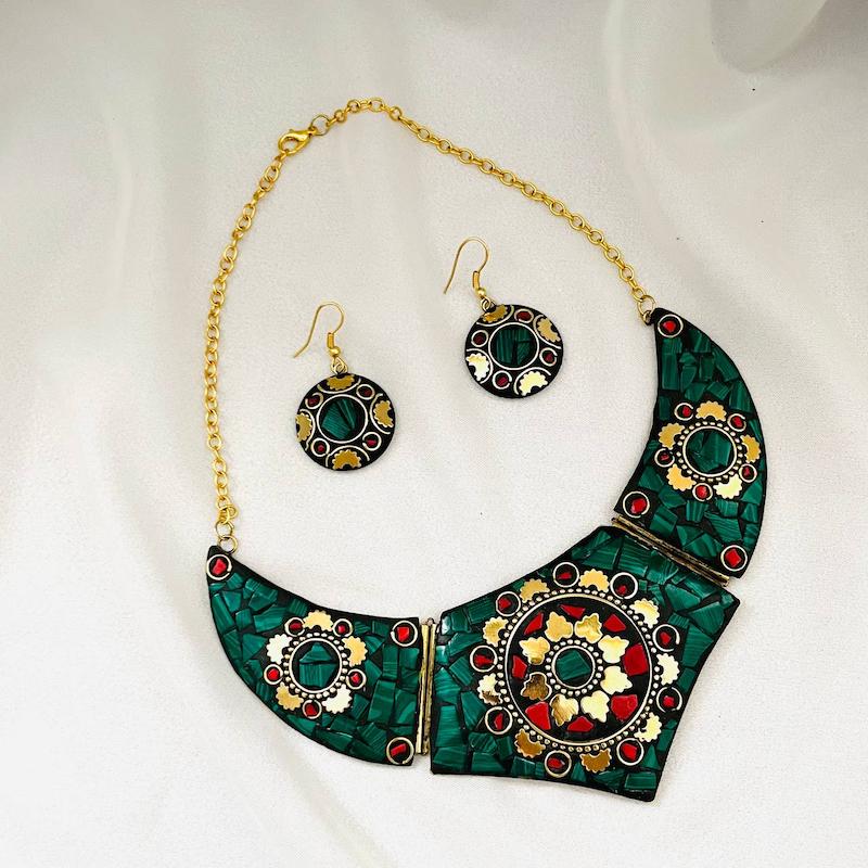 گردنبند و گوشواره برنجی نپالی با سنگ های معدنی