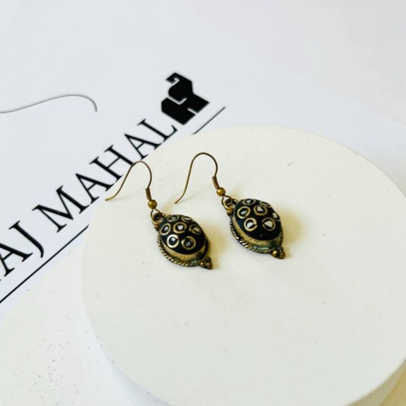 گوشواره نپالی هندی با سنگ های معدنی سفید 