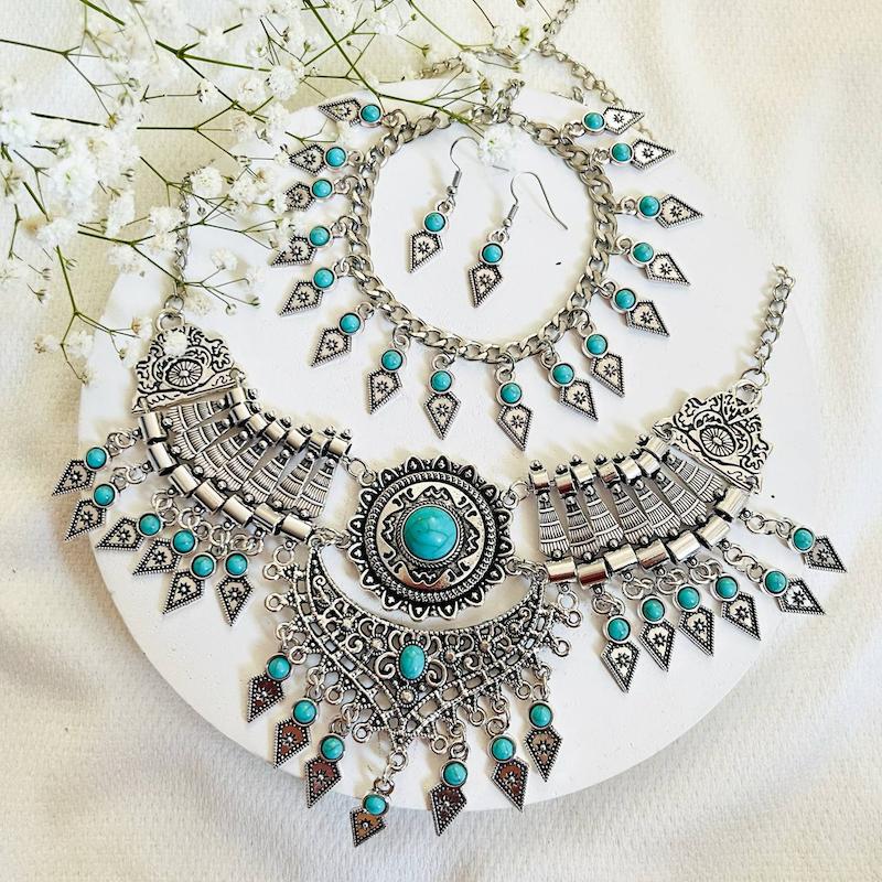 گردنبند نقره‌ای نگین فیروزه ای مدل “ترمه”