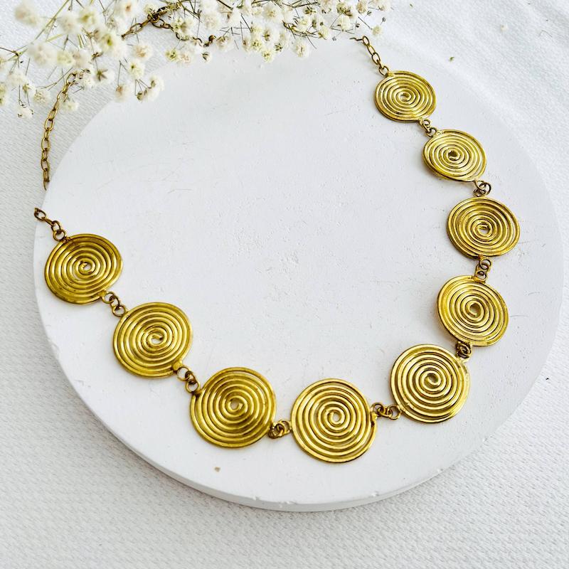 گردنبند برنجی رنگ ثابت مدل هستی 