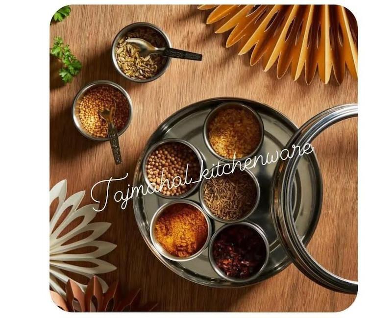 جا ادویه در پنجره ای هندی