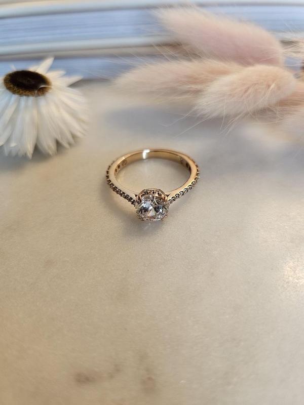 انگشتر طلایی نگین دار 